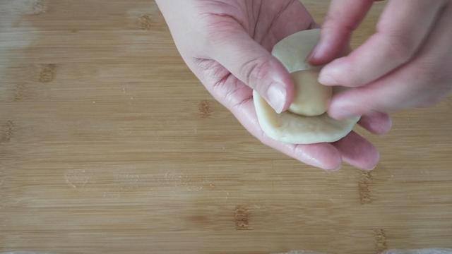 家庭版的綠豆餅，外酥里鮮，做法簡單，咬一口直掉渣，酥。