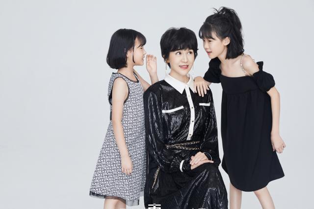 鲍蕾母女写真曝光，十一岁陆雨长势喜人，四肢纤细到难以置信