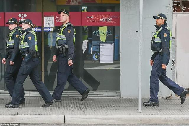 墨尔本疫情恐怖反扑，众多人在机场被紧急拦下，警察强制全面封锁