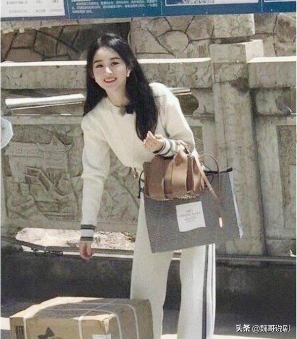 《中餐厅4》节目剧透赵丽颖黄晓明菜场买菜，赵丽颖管账