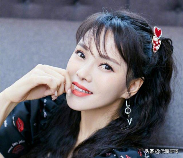 52岁伊能静人设坍塌？经纪人指责她不懂感恩，邻居都吐槽她会来事