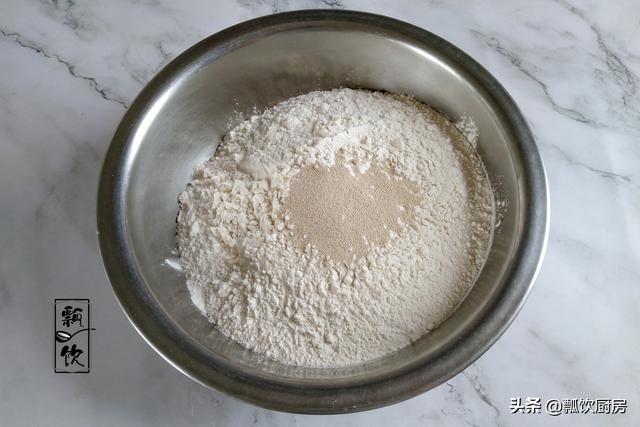 面粉加红豆，早起电饭锅一蒸，比面包还好吃，做早餐特别棒