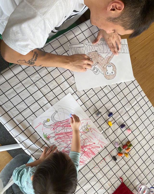 娱乐圈两位奶爸，同天官宣妻子怀二胎，父亲节