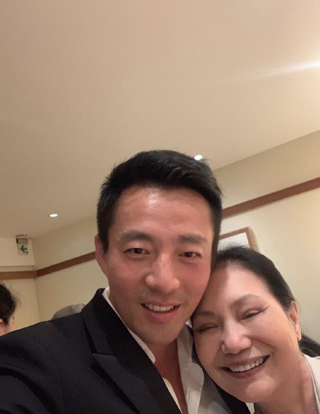 汪小菲深夜晒16年旧照秀恩爱，感慨自己长皱纹，但大s一直都很美