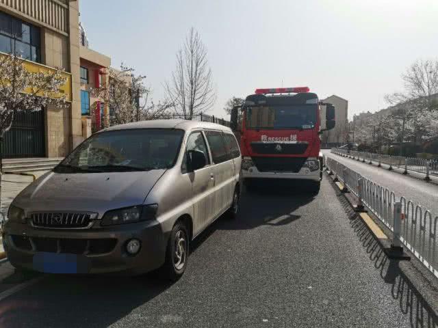 奔驰SUV违停商场门口，车轮被锁60把锁，网友：开锁工赚大了