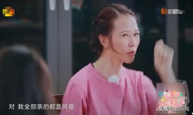 蔡少芬回忆与梁朝伟的吻戏细节,张晋强装淡定,小动作将他出卖