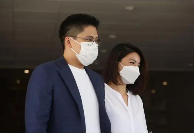 霍启刚又晒仨娃同框照，大女儿穿泡泡袖甜美，