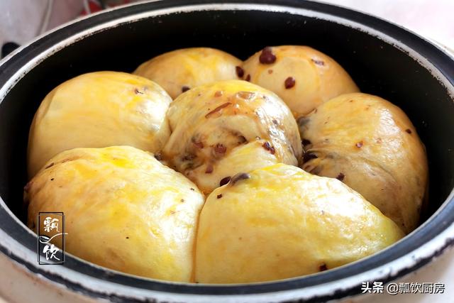 面粉加红豆，早起电饭锅一蒸，比面包还好吃，做早餐特别棒