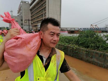 湖北武穴：李新桥握住冯焱东的手，“谢谢御江集团，大家辛苦了”