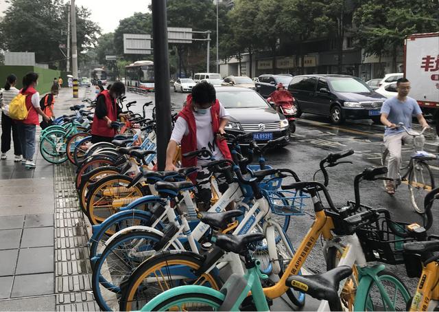 四川成都：大运会城市志愿者为城市文明做榜样