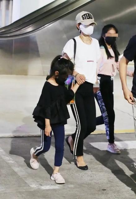 马伊琍领俩女儿逛街，十指紧扣好有幸福感，穿搭简约从小不"富养"