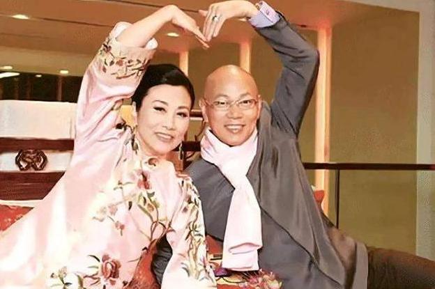 就在4天前风流赌王何鸿燊和“阿姐”汪明荃的关系终于“藏”不住