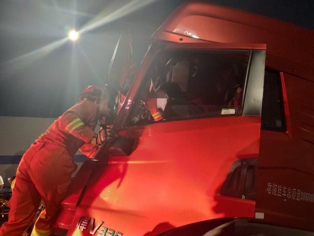 京礼高速两辆货车追尾，消防员15分钟救出被困司机