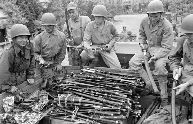 日本投降，美苏为何将武器都留给中国？当真不