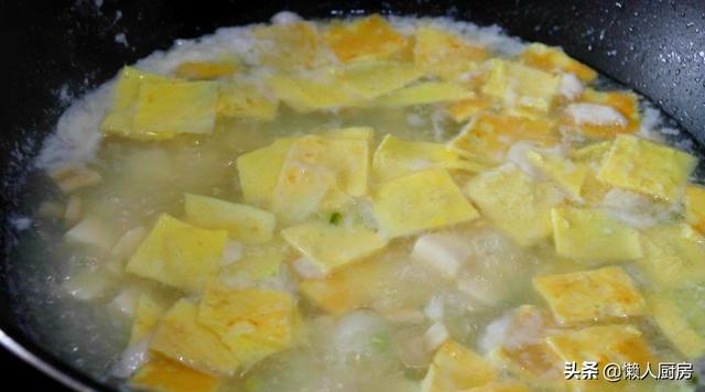 天热喝什么汤？嫩滑的豆腐，酥软的蛋皮，教你做豆腐蛋皮汤