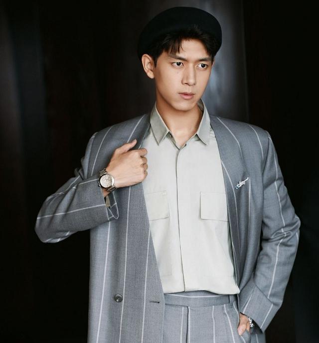 明星与网红合照，开了十级美颜滤镜后的李现，