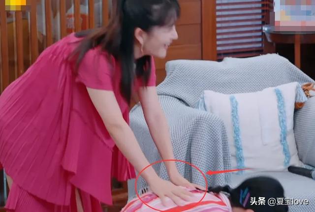 胡可吃黑蒜被熏到呕吐，其他人都在笑谁注意谢