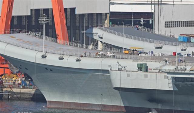 我国新航母001A舰载机训练起飞降落与辽宁舰载机