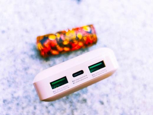 这款性价比移动电源，自带皮套，多色可选