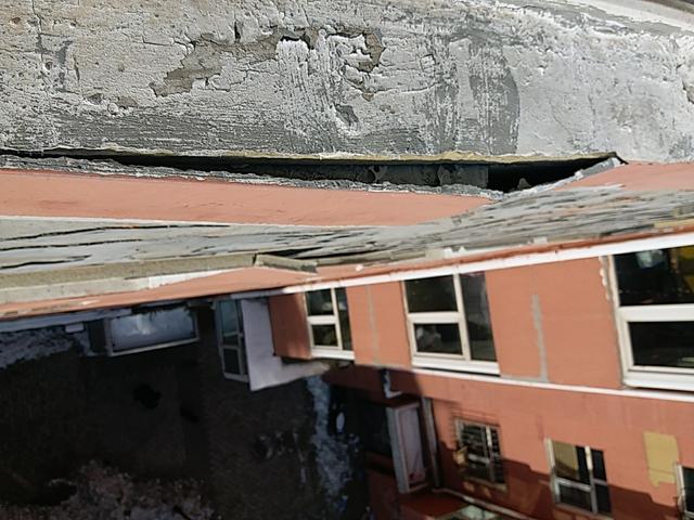 「齐齐哈尔新闻热线」西园安居小区1号楼外墙皮 脱落两年有余谁来维修？
