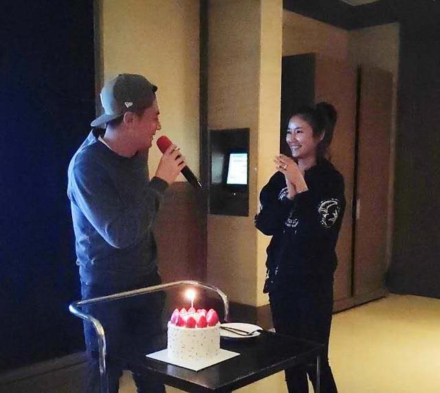 霍建华林心如一家逛街，霍建华独自走在前面，