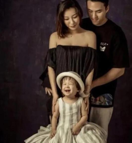 何猷启前妻回娘家落魄惹人心疼，三母女狼狈挤公交，哭诉眼都肿了