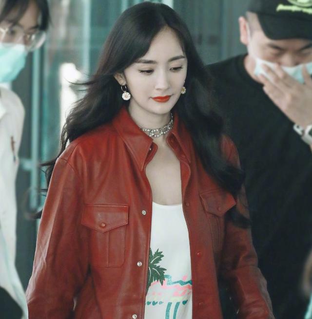 杨幂录制快本，路人拍照却忘了开美颜，这生图