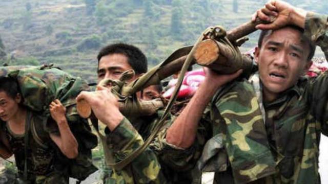 地震中解放军战士救下女孩，10年后女孩喊话：你该来娶我了