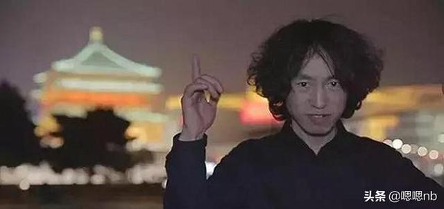 曾因一首神曲爆红，膨胀到连父母都不认，开演唱会加保安才21人