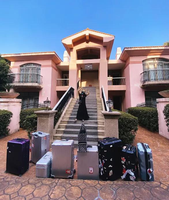 黄圣依带8个行李箱录《乘风破浪》，网友：富婆