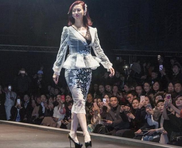 翁虹才是高配版的女人身材，虽然看着不瘦，但