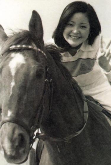 他毕业于黄埔军校一生籍籍无名，去台湾后生个女儿成家喻户晓明星