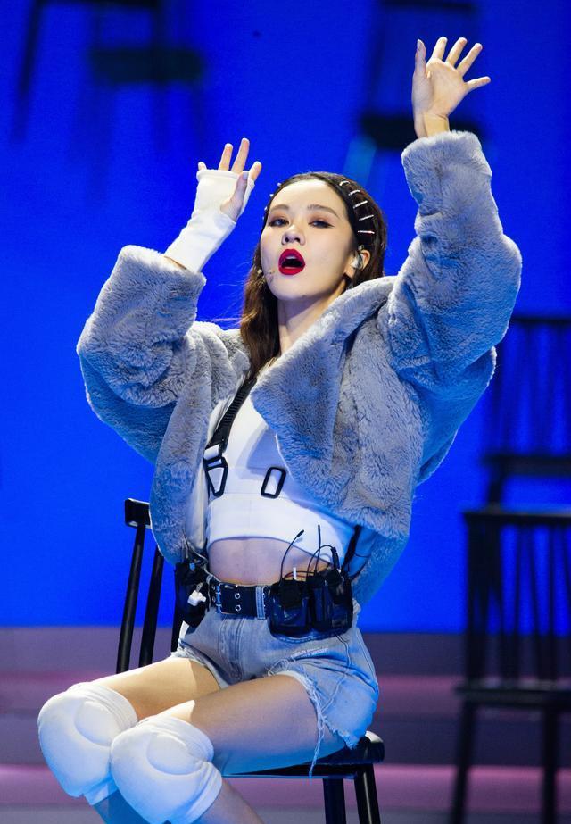 48岁宁静身材真丰满！背心搭丝网勒出身材太性感，比蓝盈莹还美艳