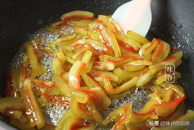 夏天，西瓜皮别扔了，把它做成零食，软糯香甜，好吃不浪费