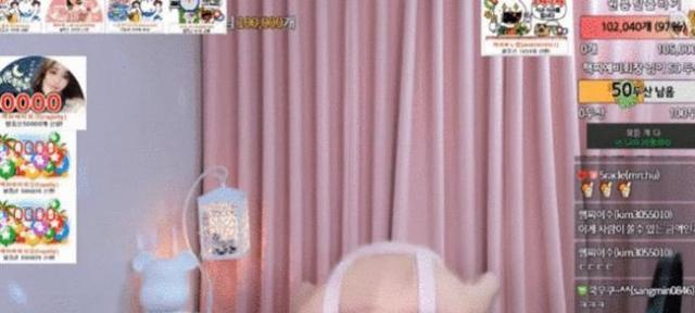 女主播收10几万打赏，当场痛哭流涕飙脏话，穿“低胸装”鞠躬致谢