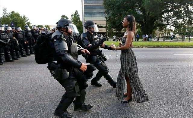 抗议行动中，美国警察抱摔黑人女子致骨折！蓬