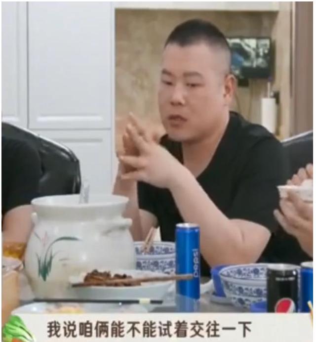 岳云鹏老婆发视频秀恩爱，夜跑郑敏骑车跟身后，网友调侃像赶大鹅