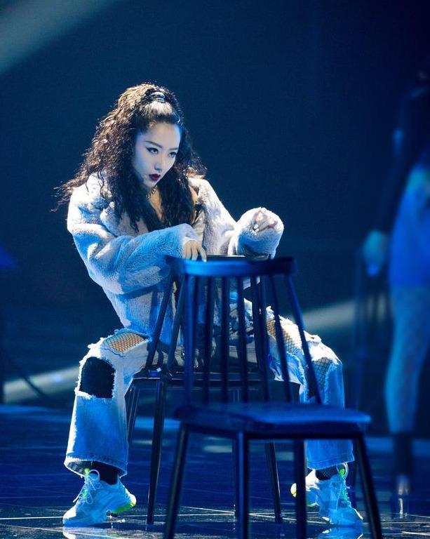 48岁宁静身材真丰满！背心搭丝网勒出身材太性感，比蓝盈莹还美艳