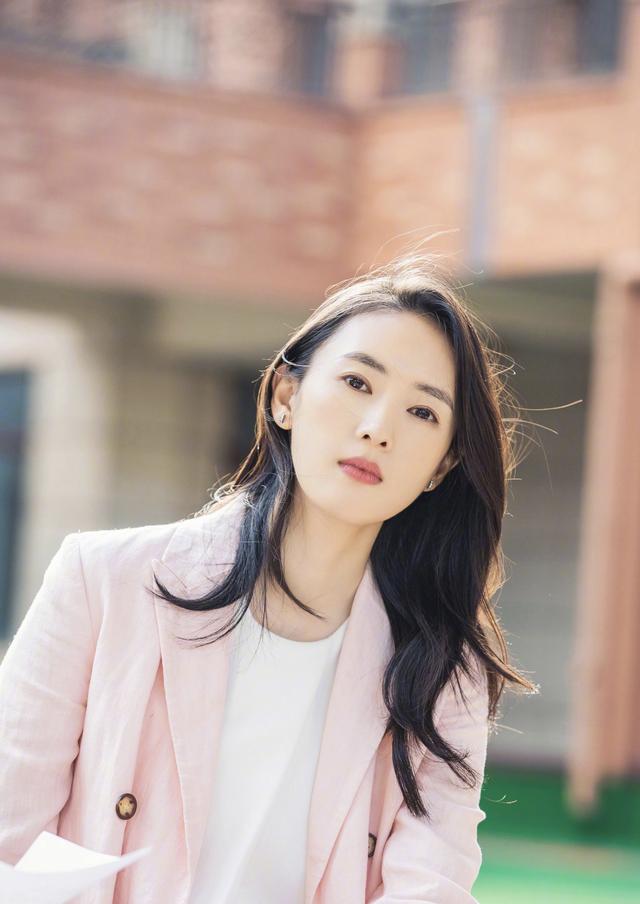 《三十而已》热播，除了被顾佳的双商折服，更种草了漂亮衣服