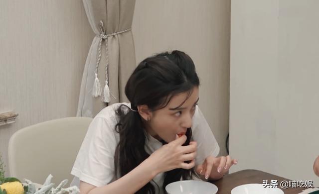 宋祖儿吃小龙虾，谁注意她把虾壳吐哪了？这才
