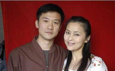 53岁何音近照，与黄志忠离婚9年，跟儿子相依为
