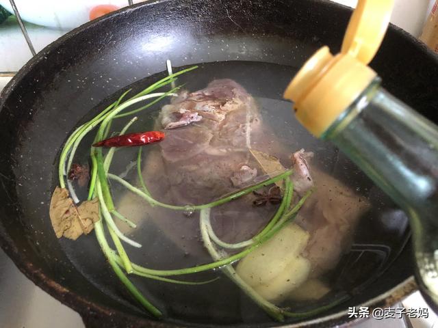 夏天不妨多吃鸭子，只需三步就能做出香、酥、嫩的盐水鸭，试试吧