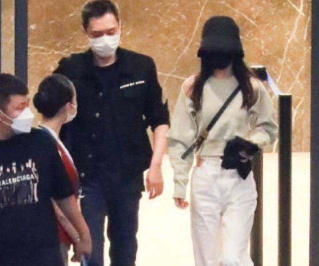 赵丽颖的腰太细了，丝毫没有生育的痕迹，小肚