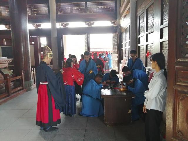 高三学子们纷纷到南宁孔庙，祭拜孔子，祈福金榜题名