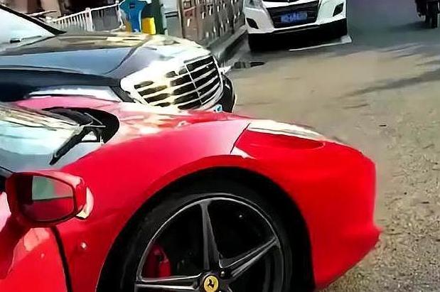 200万奔驰撞上450万法拉利，车主见面递烟，这是