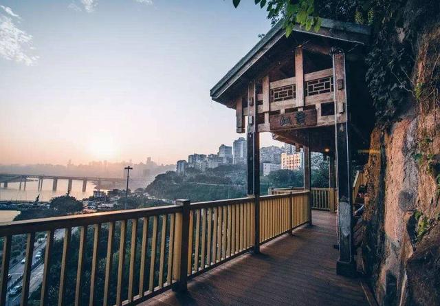 重庆旅游必打卡的几个地方，一个媲美千与千寻，一个览尽山城全景