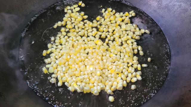 香喷喷的椒盐玉米，下酒下饭都不错，做法简单又美味，值得一吃