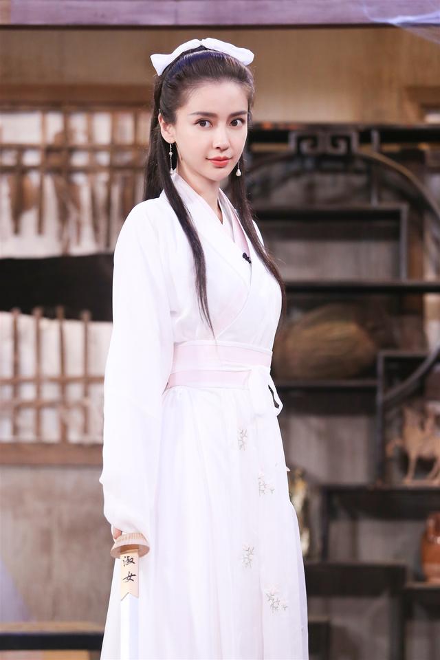 baby小龙女造型曝光后，于正发文狂吹彩虹屁，陈妍希粉丝怒了