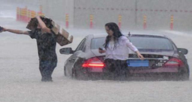 一场大暴雨，揭开新能源车的“遮羞布”，车主：买了个“爹”