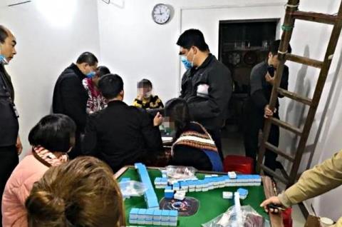 广西大叔大妈在树林卖淫嫖娼，被警方当场抓获